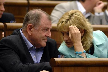 After being close political allies for more than a decade, Vladimír Mečiar and Zdenka Kramplová have parted ways.