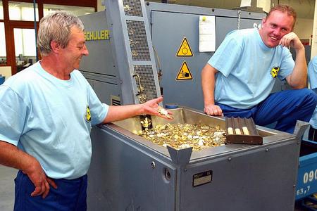 The press rolls out the first euro cash. 