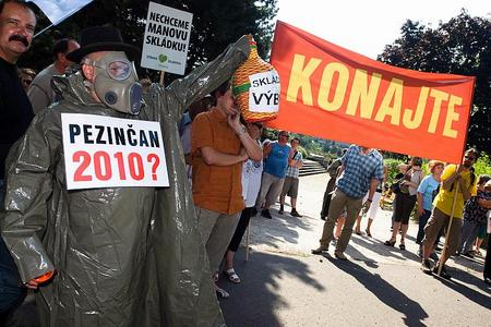 Demonstrations against the waste dump continue.