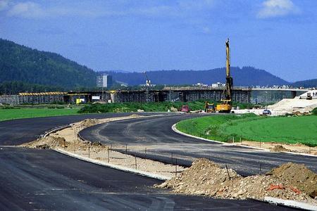 IInvestors prefer to use the previous standards when constructing freeways. 