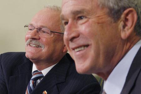 Slovak President Ivan Gašparovič (left) and U.S. President George W. Bush.