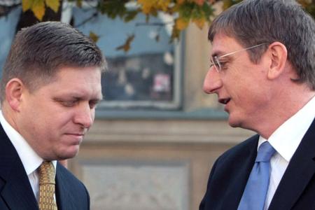 PM Fico (left) shaking hands with his Hungarian counterpart Gyurcsány. Photo: SITA