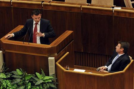 Finance Minister Počiatek (left) defends his steps in the Tipos case in parliament. 