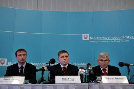 SPP's Bernd Wagner (left), Prime Minister Robert Fico and Economy Minister Ľubomír Jahnátek (right).