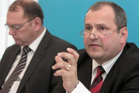 Minister Ľubomír Vážny (l), and NDS director Igor Choma.