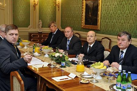 PM Robert Fico (left) met representatives of the self-employed: Vladimír Sirotka, president of the Slovak Association of Small Businesses (right) and Peter Masár, SŽZ president (second from right).