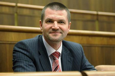 Štefanov cancelled the contract and remains minister.