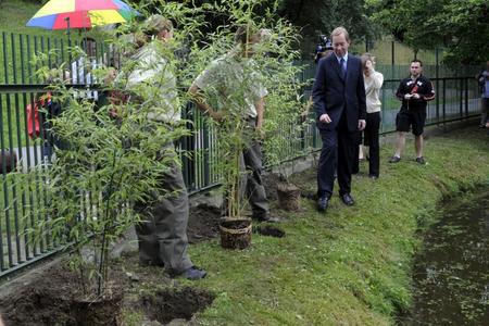 British Ambassador Michael Roberts (right) planted new bamboo trees at Bratislava Zoo to help the envrionment. 