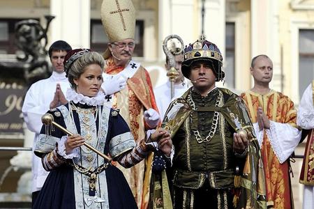 Maria Anna (Ivana Surovcová) and Ferdinand III (Filip Túma), with the Archbishop of Kalocsa. 