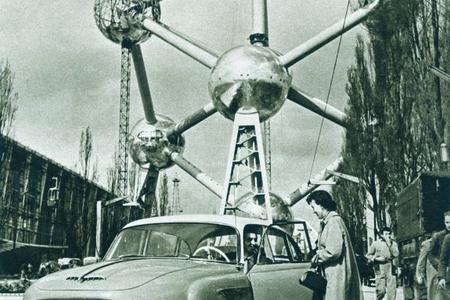 A Tatra 603 car beneath Atomium. 
