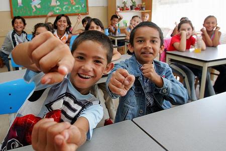Experts recommend that children be taught together. 