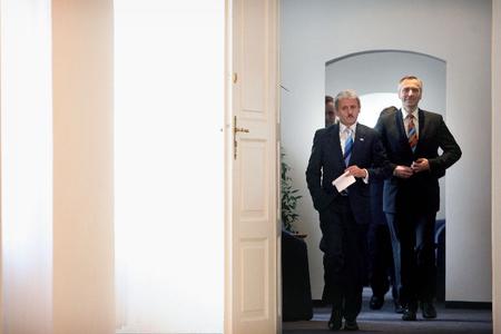 The leaders of the two largest opposition parties, Mikuláš Dzurinda of the SDKÚ (left) and Ján Figeľ of the KDH, arriving at the meeting. 