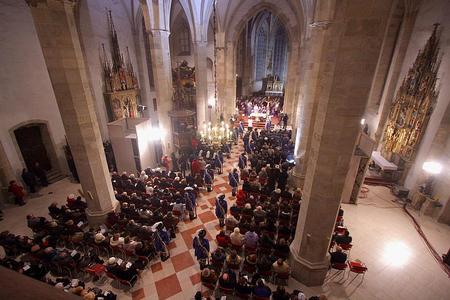The remains were re-interred in St. Martin's Cathedral.