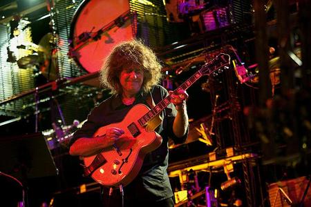 Pat Metheny in front of his Orchestrion in Bratislava.