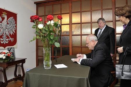 President Gašparovič writes in the book of condolences.