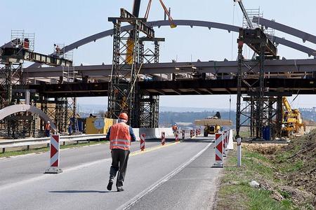 The new government decided PPP highway construction projects are too expensive. 