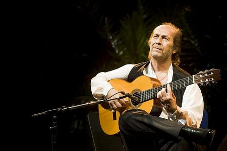 Paco de Lucía playing for the Slovak audience.