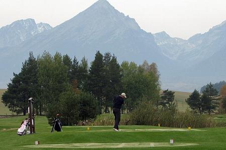 The Black Stork course offers a view of the High Tatras.