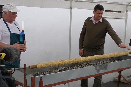  Skalica master baker lays his hand on a monster trdelník.