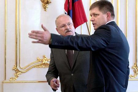 President Gašparovič (left) granted Robert Fico (right) the first opportunity to establish a new governing coalition. 