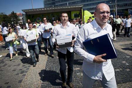 SaS delivered the petition lists to the president on June 9.