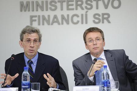IMF head of mission Mark De Broeck (left) and Slovak Finance Minister Ivan Mikloš. 