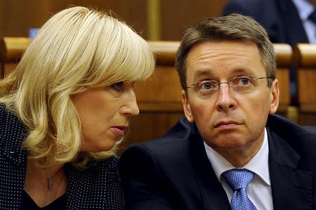 Radičová and Mikloš confer in parliament.