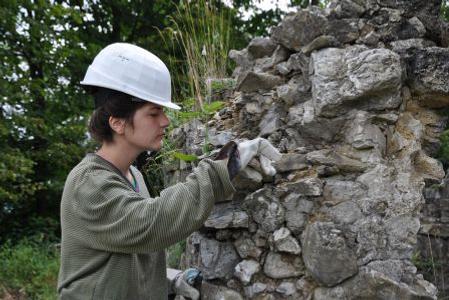 Volunteers work also on the church in Dubová.