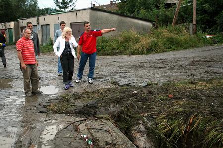 PM Radičová assesses flood damage.
