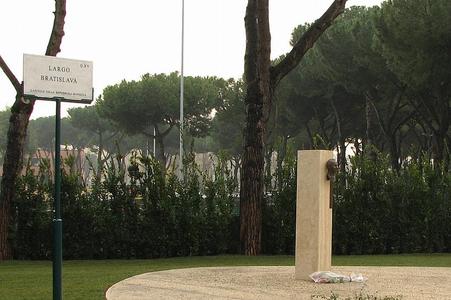 Largo Bratislava in Rome now features a bust of Alexander Dubček. 