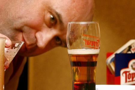 Ján Píry checks the purity of the beer layers. 