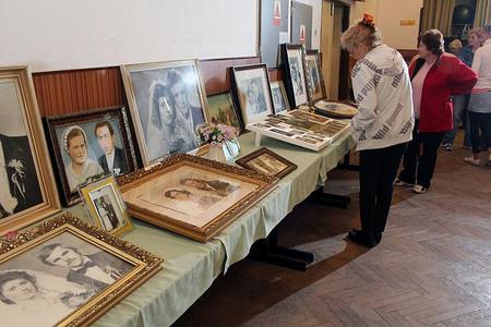 The exhibition of studio wedding portraits in Malinová. 
