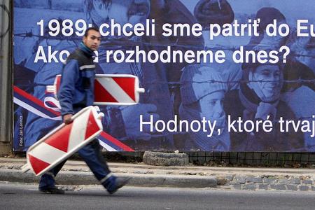 1989 on a billboard.