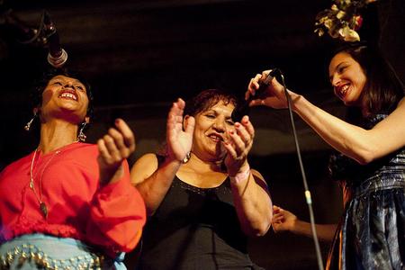 Romasingers with Jana Kirschner (r).