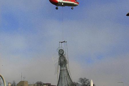 Poprad's 700-kg wire angel is carefully set in place. 