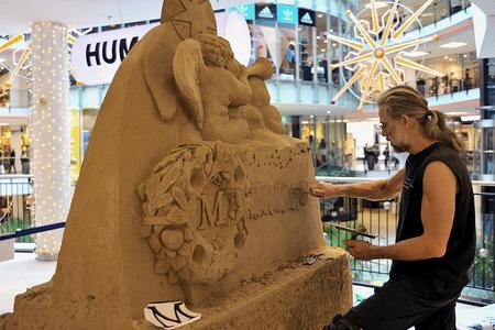 This nativity scene in a Žilina shopping centre was sculpted in
sand rather than snow. It was created by two Czech artists,
Tomáš Bosambo (pictured) and Radovan Živný.