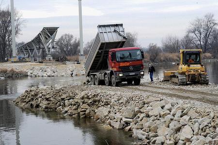 The Austrian part of the cycling bridge over the Morava River is already in place.