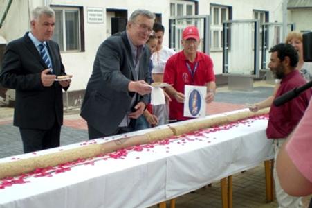 The record fujara cake is distributed among the public. 