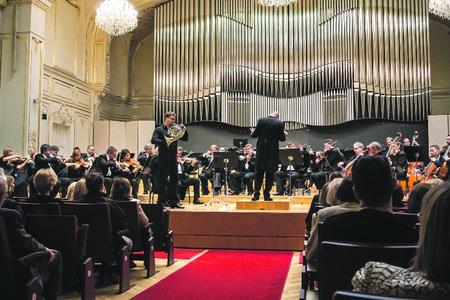 Vojčík on horn, with Villaume conducting.