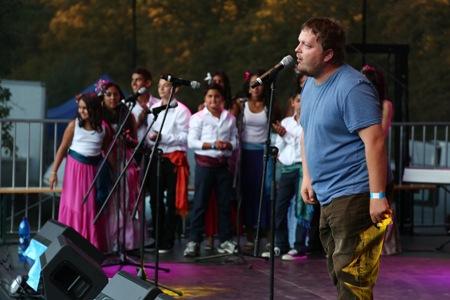 Singer form the Para band performs with children from Divé maky at summer Bashavel.