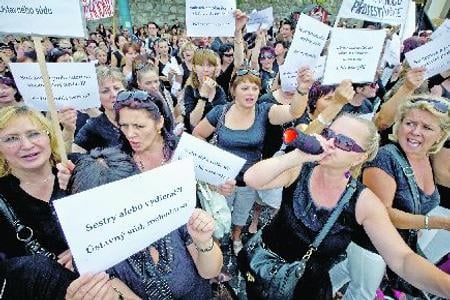 Nurses rally for higher salaries.