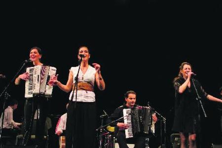 Guests Anita Ribar (second left) and Miroslav Vuković among
members of Pressburger Klezmer Band.