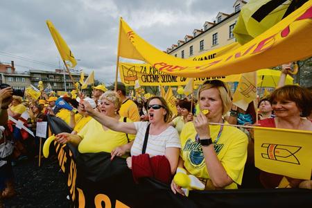 Teachers in yellow protested in front of parliament.