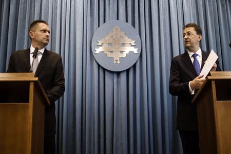 VS chief Ľubomír Skuhra (r) and Defence Minister Martin Glváč. 