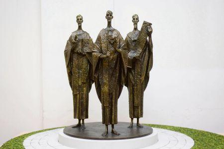 This sculpture was to be unveiled in Bratislava on July 5 but fine arts experts rejected it as not being
responsive to the artistic feelings of the 21st century.