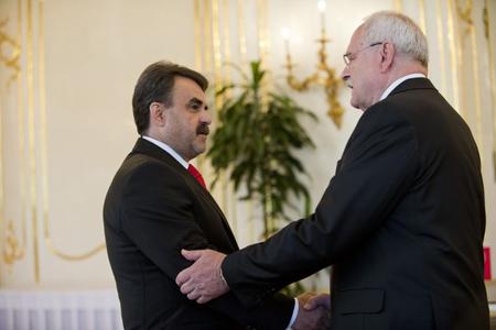 Jaromír Čižnár (l) and President Ivan Gašparovič 