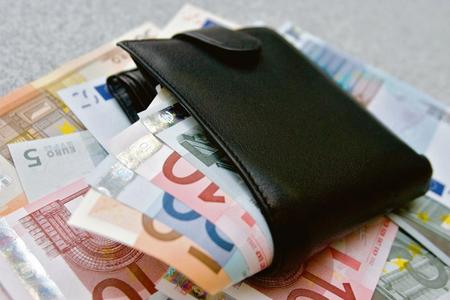 Labour Ministry proposes monthly minimum wage of €435