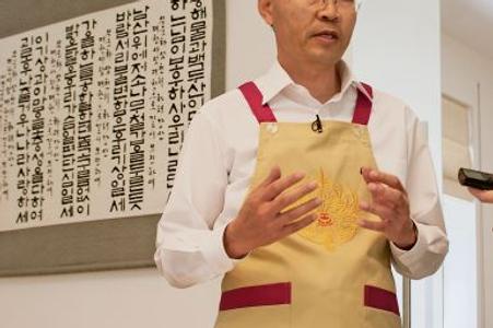 Korean Ambassador Sang-Hoon Park prepared traditional Korean meals kimchi, bulgogi and japchae.