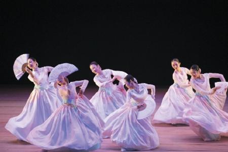Korean Son Kyung-soon Yaejeon company performs traditional dance.