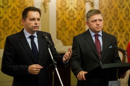 Finance Minister Peter Kažimír (l) and Prime Minister Robert Fico